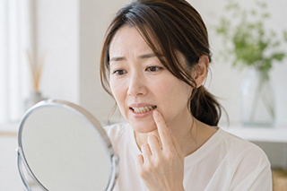 歯の色・黄ばみが気になる女性